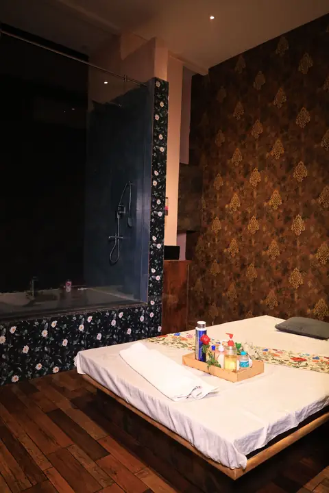 Deluxe massage room with shower, near Malad East